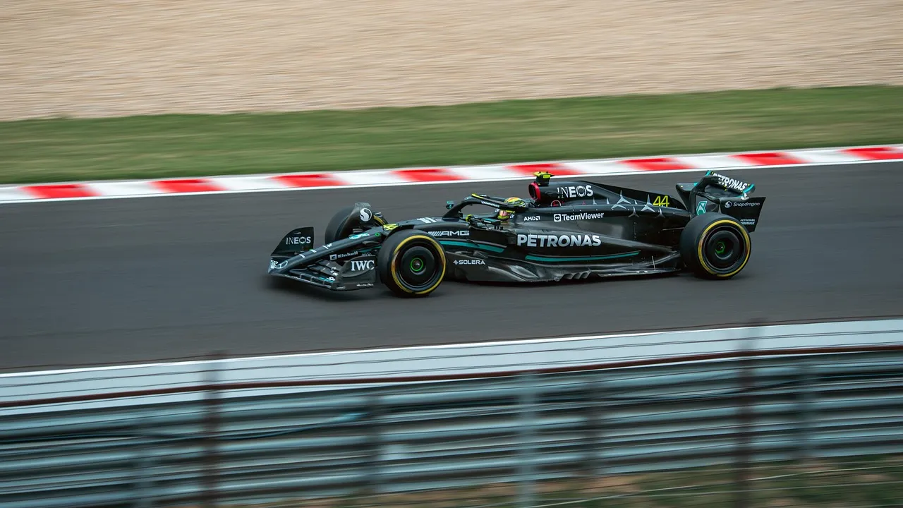 Kimi Antonelli pilotando a Mercedes em circuito de Fórmula 1