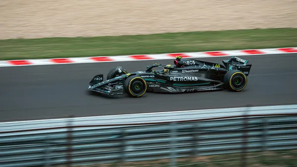 Kimi Antonelli pilotando a Mercedes em circuito de Fórmula 1