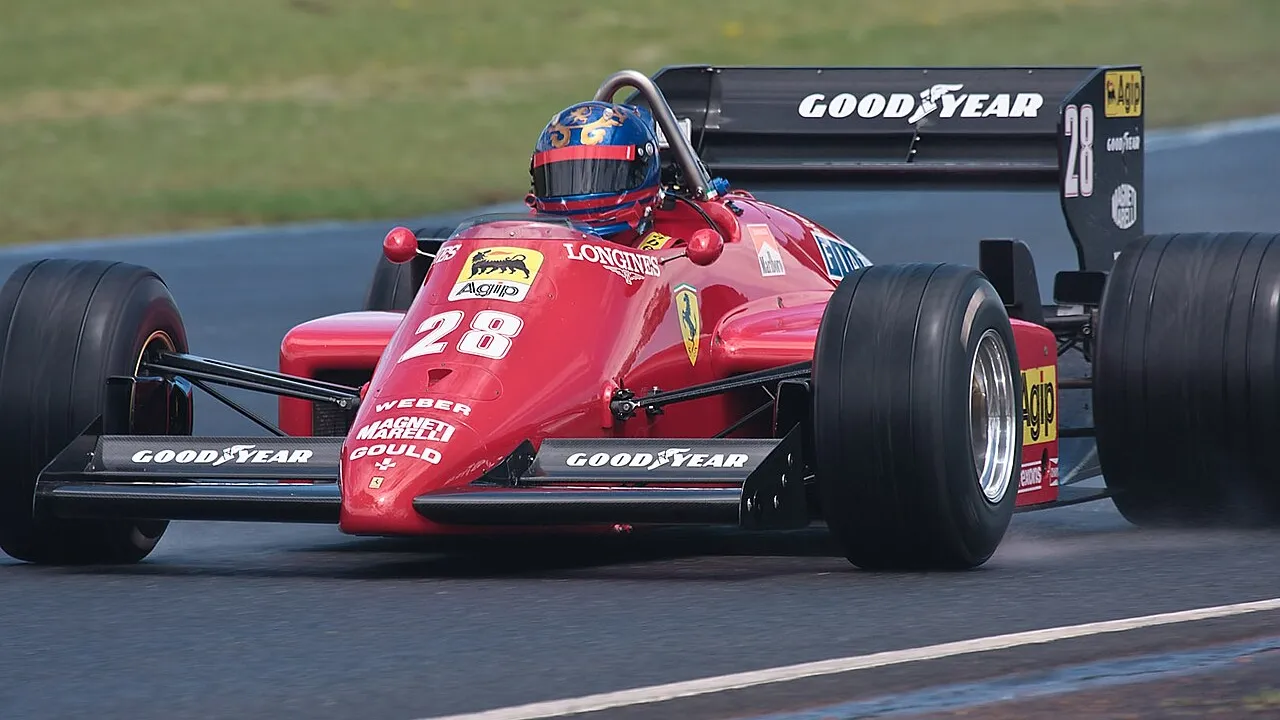 Carro vermelho da Ferrari em pista de Fórmula 1
