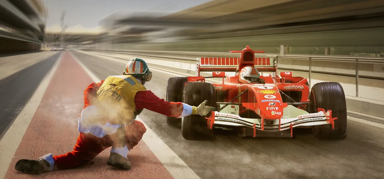 Carro de Fórmula 1 atravessando uma das curvas elevadas do autódromo de Imola sob luz da tarde