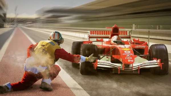 Carro de Fórmula 1 atravessando uma das curvas elevadas do autódromo de Imola sob luz da tarde