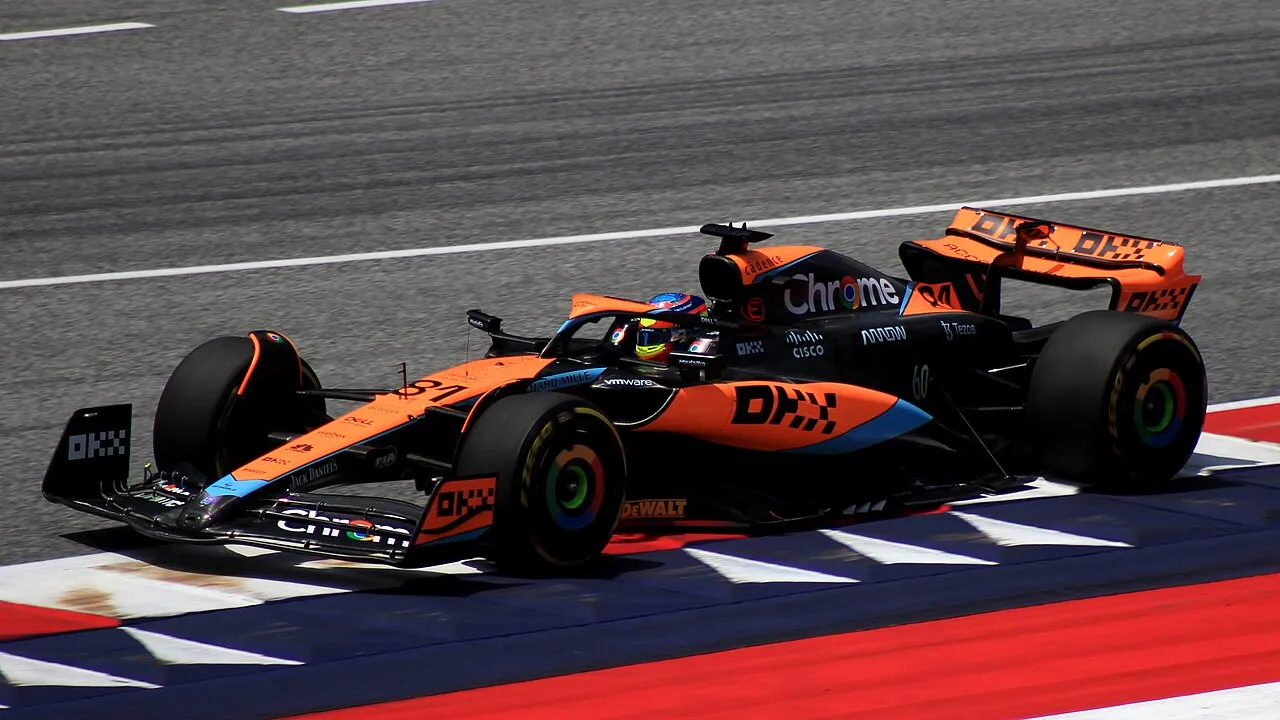 Oscar Piastri pilotando McLaren de Fórmula 1
