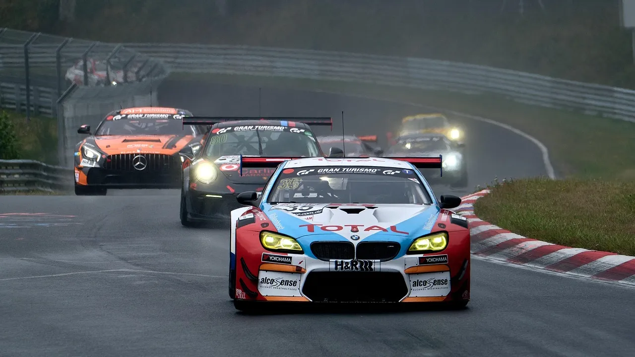 Carro de GT3 acelerando em curva de circuito alemão sob céu nublado
