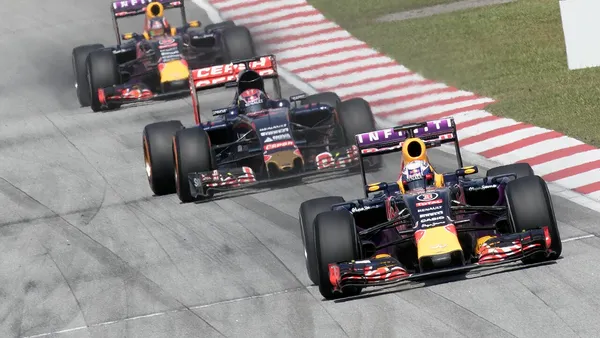 Max Verstappen pilotando carro da Red Bull em pista de Fórmula 1