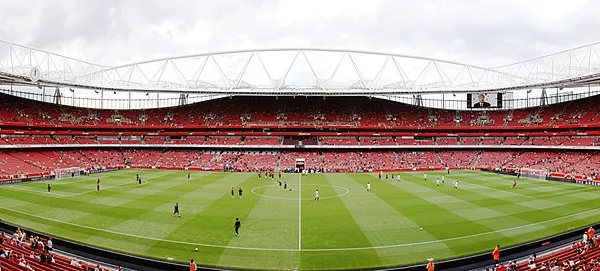 Emirates Stadium em Londres iluminado em noite de Champions League