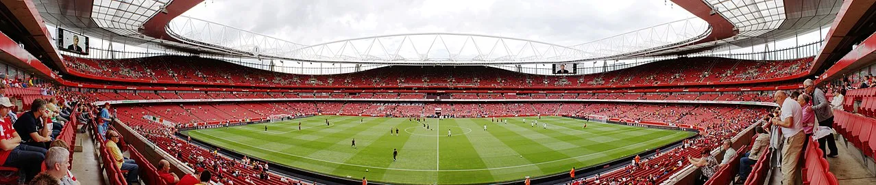 Emirates Stadium em Londres iluminado em noite de Champions League