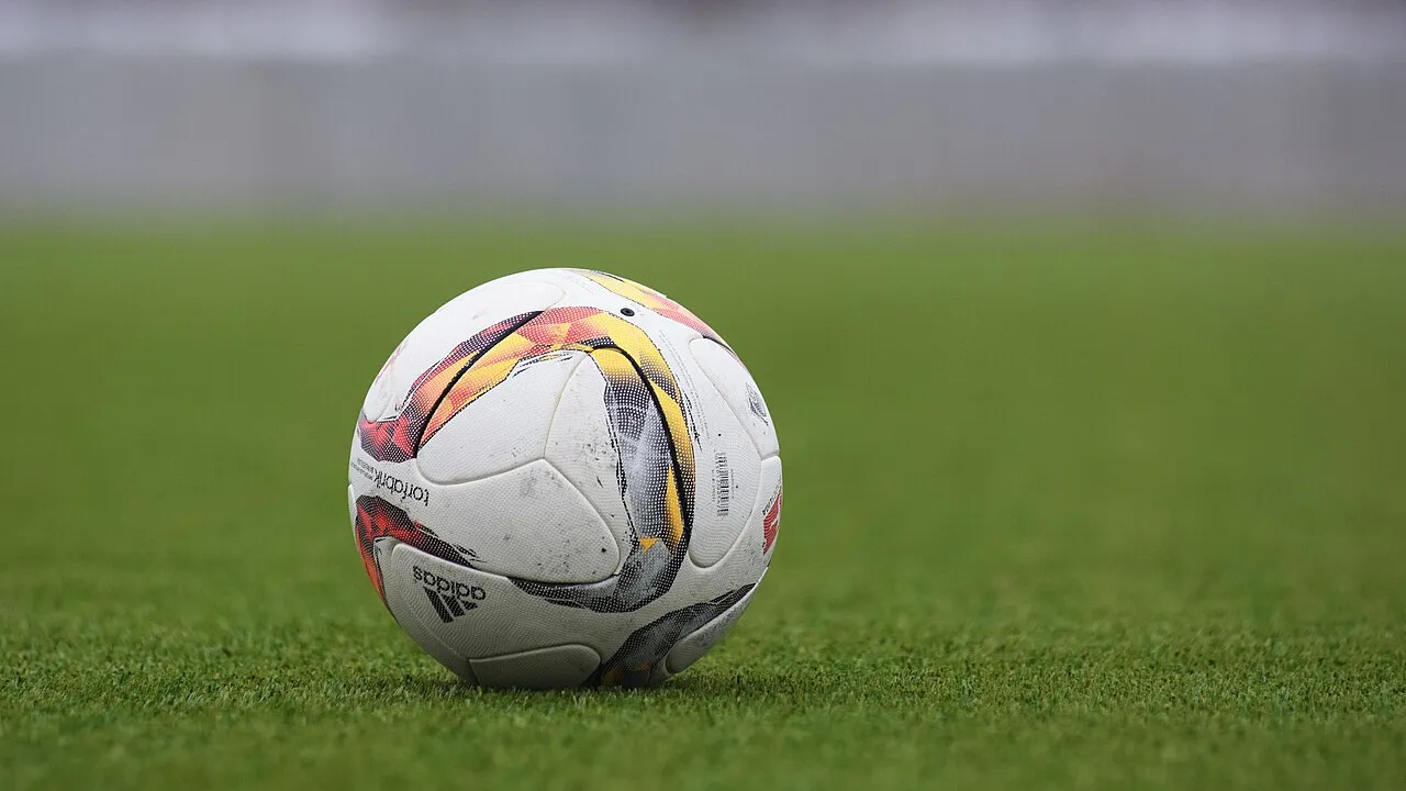 Bola de futebol parada no gramado, ilustrando jogo de volta da semifinal da Liga Europa