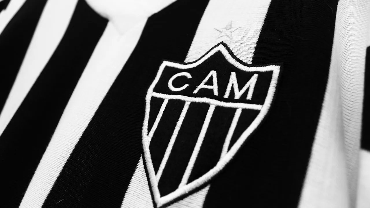 Camisa do Atlético Mineiro pendurada em arquibancada em jogo do Galo