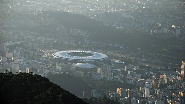 Estádio lotado em dia de jogo