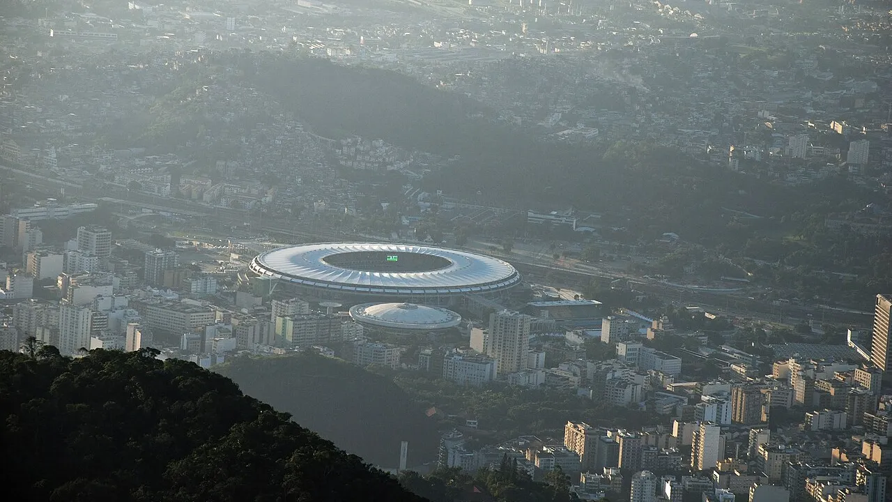Estádio lotado em dia de jogo