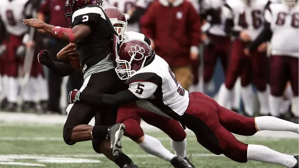 Lateral-direito de futebol em arranque pela linha de fundo durante partida noturna