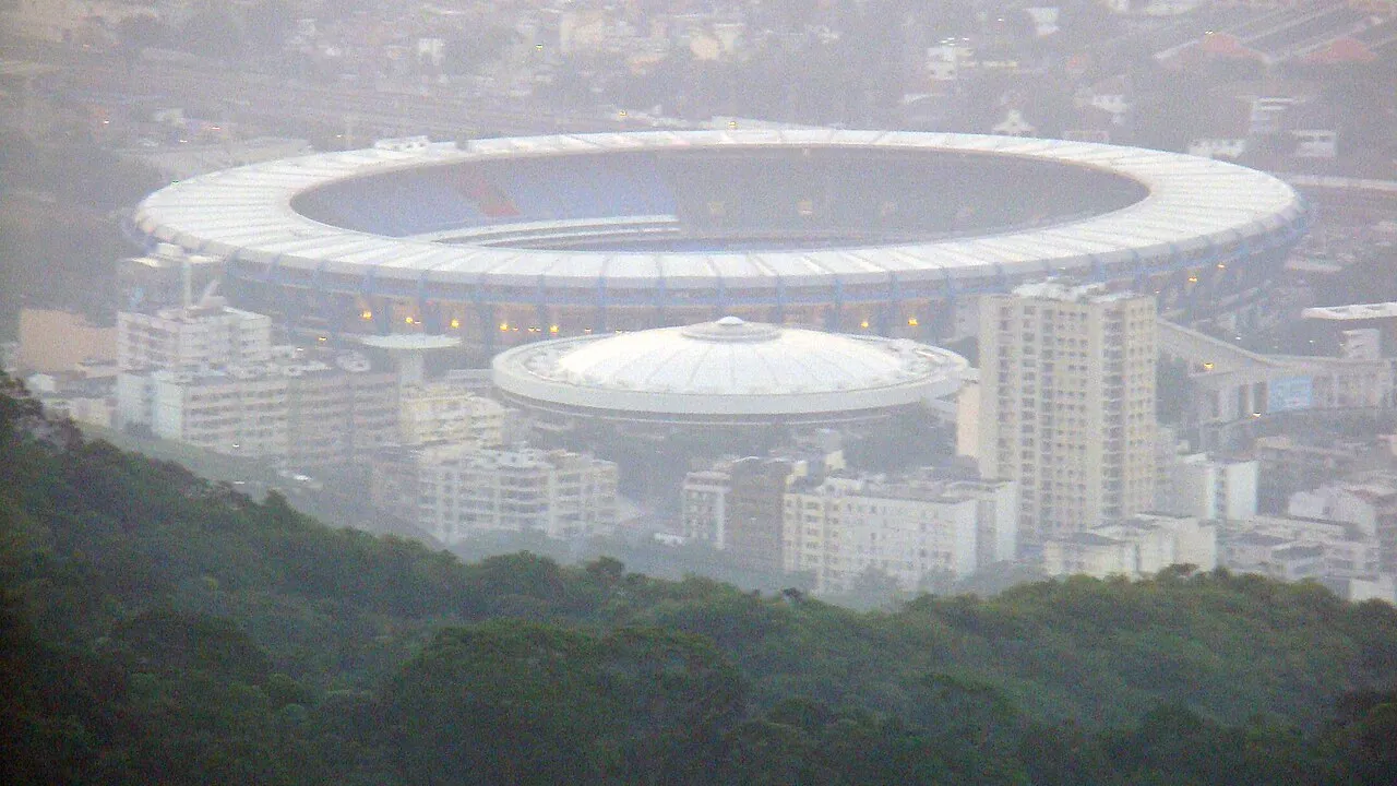 Vista aérea de estádio de futebol brasileiro lotado