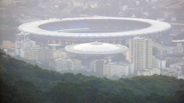 Vista aérea de estádio de futebol brasileiro lotado