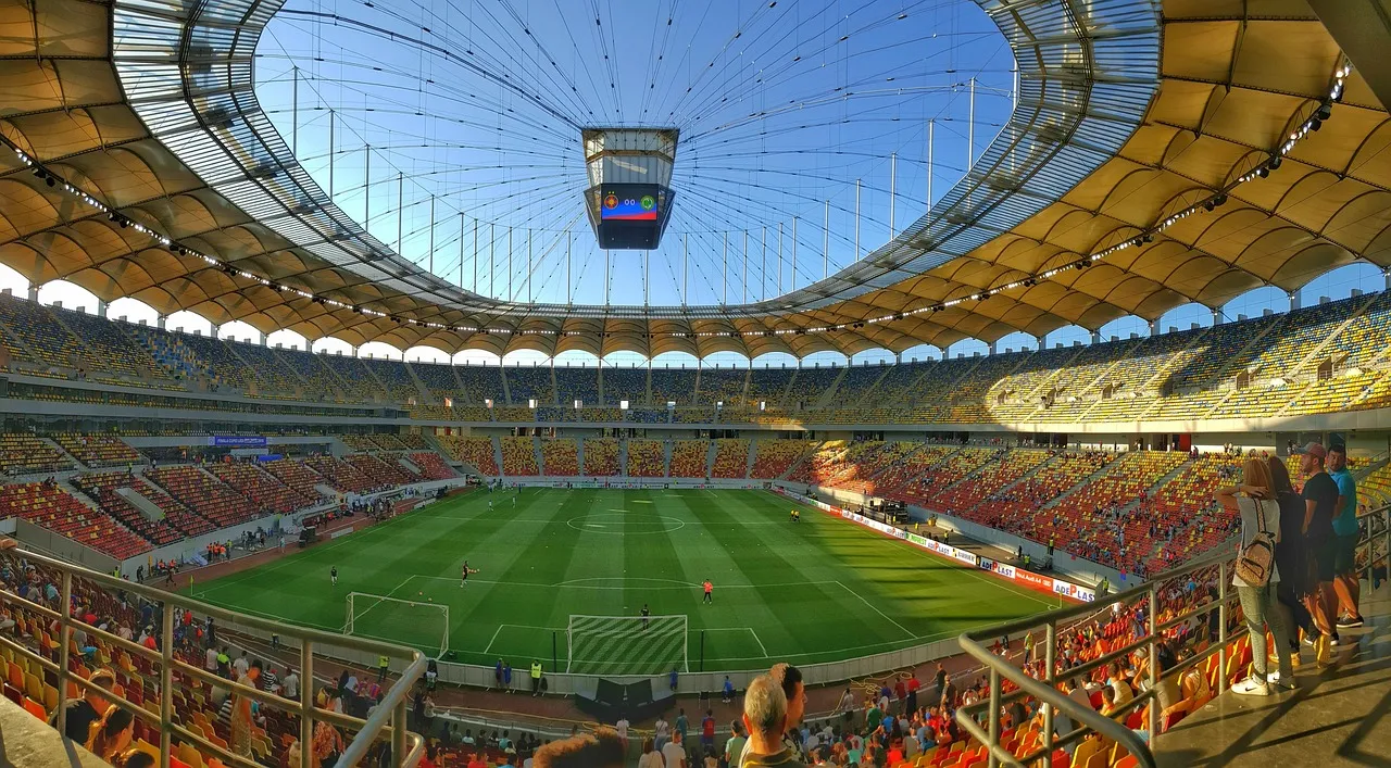 Estádio iluminado durante final europeia com público lotando arquibancadas