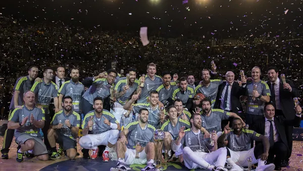 Camisa amarela da seleção brasileira pendurada em vestiário com iluminação baixa