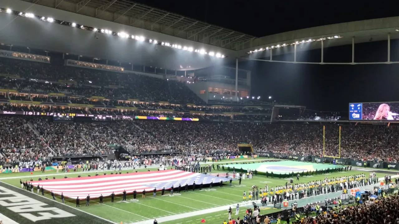 Bandeira e escudo do Corinthians erguidos por torcedor em jogo do Brasileirão