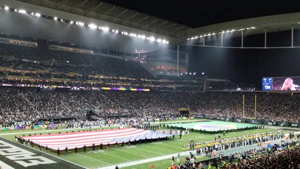 Bandeira e escudo do Corinthians erguidos por torcedor em jogo do Brasileirão
