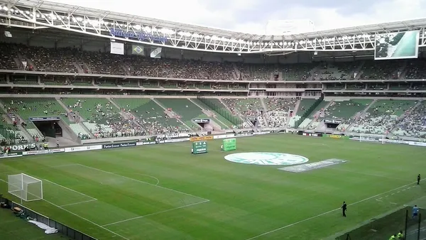 Bandeiras do Palmeiras erguidas pela torcida no Allianz Parque durante jogo do Brasileirão 2026