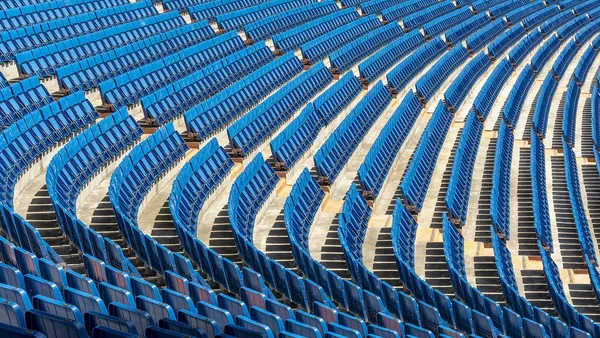 Estádio iluminado simbolizando crise interna em clube de futebol espanhol