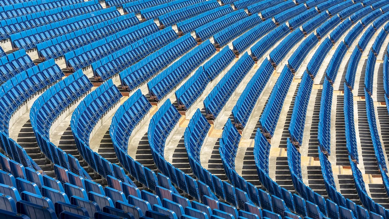 Estádio iluminado simbolizando crise interna em clube de futebol espanhol