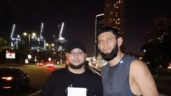 Khamzat Chimaev em pose de campeão do UFC peso médio