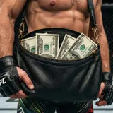 Octógono do UFC visto de cima com luzes de arena, simbolizando o palco onde se decide a bolsa de um lutador