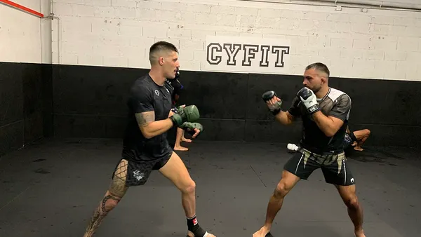Lutador de MMA em sessão de sparring usando luvas de treino