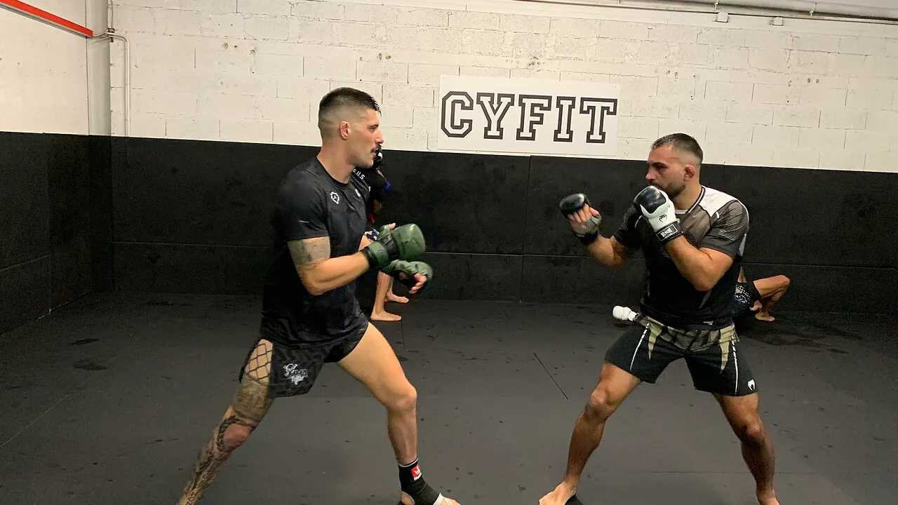 Lutador de MMA em sessão de sparring usando luvas de treino