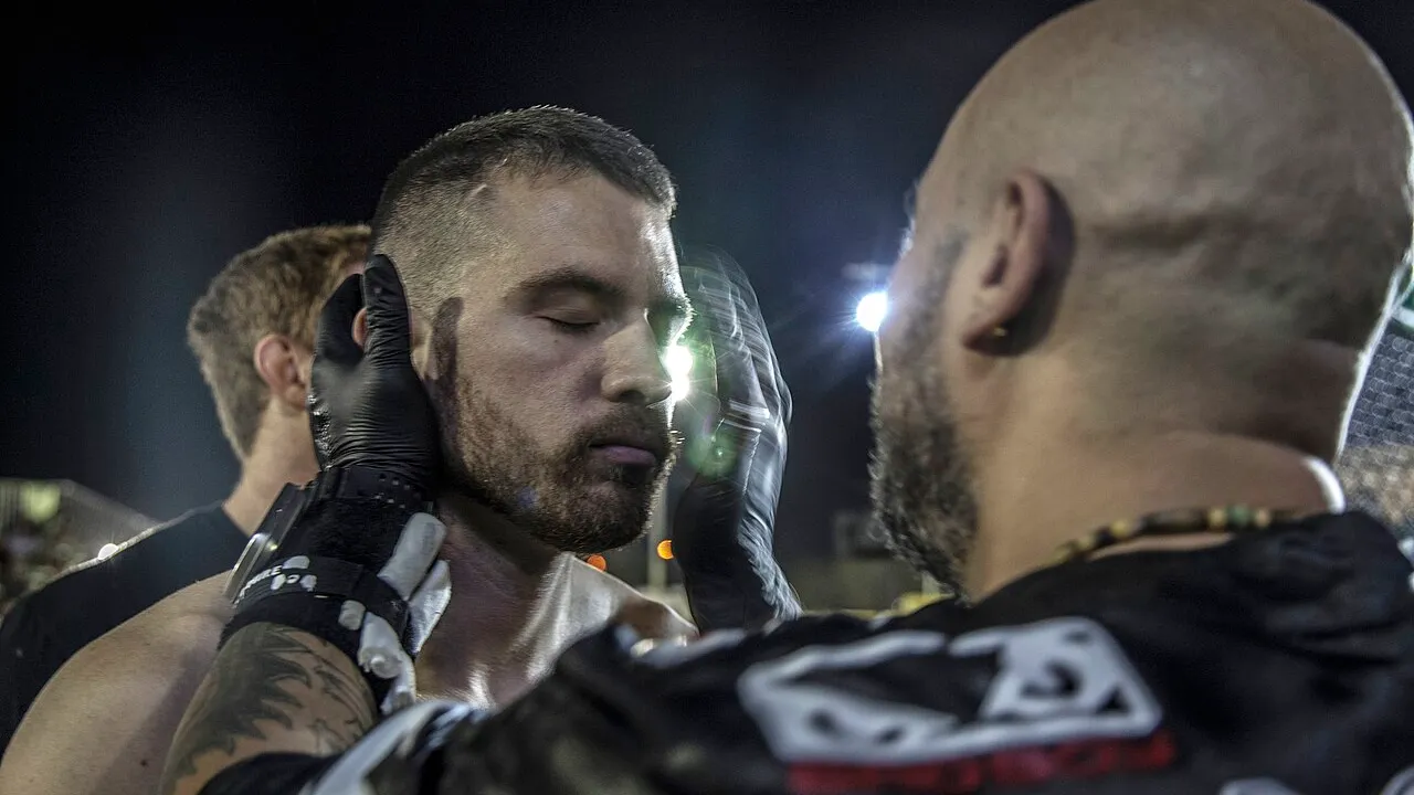 Lutador de MMA dentro do octógono em treino oficial
