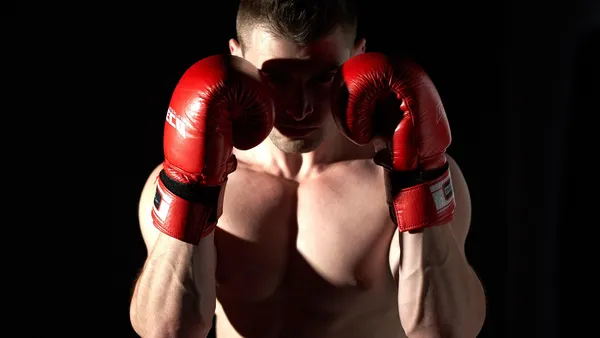 Octógono iluminado do UFC Apex em Las Vegas antes do início de um card de fight night