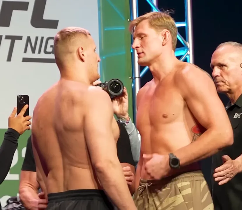 Alexander Volkov, peso pesado russo do UFC, em pose de luta