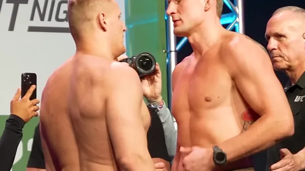 Alexander Volkov, peso pesado russo do UFC, em pose de luta