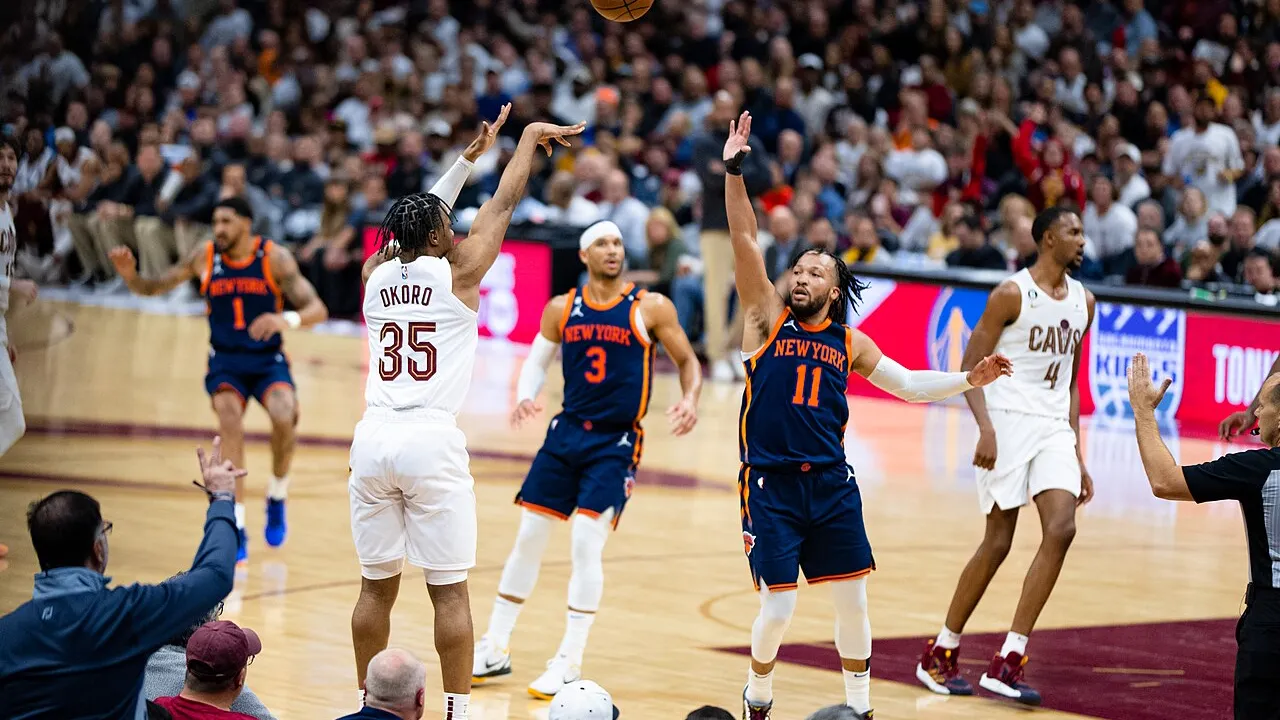 Jalen Brunson com a camisa do New York Knicks durante partida da NBA