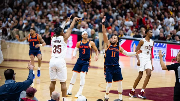 Jalen Brunson com a camisa do New York Knicks durante partida da NBA