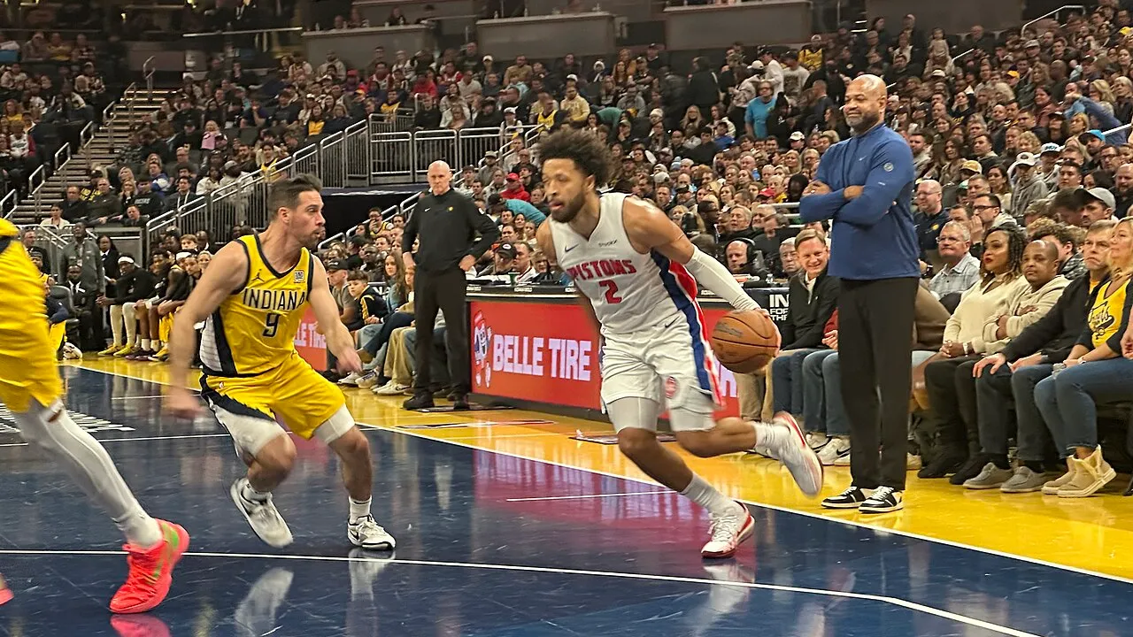Quadra de basquete iluminada vista da arquibancada antes de jogo de playoff da NBA