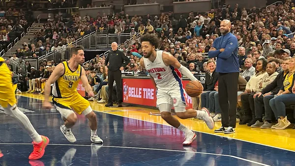Quadra de basquete iluminada vista da arquibancada antes de jogo de playoff da NBA