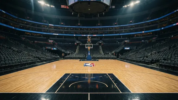 Quadra de basquete NBA vazia representando bastidores de contratos e trocas da liga