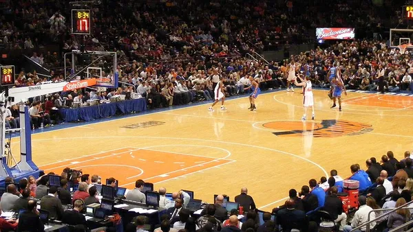 Quadra interna da arena do Oklahoma City Thunder com luzes da torcida acesas antes de jogo de NBA