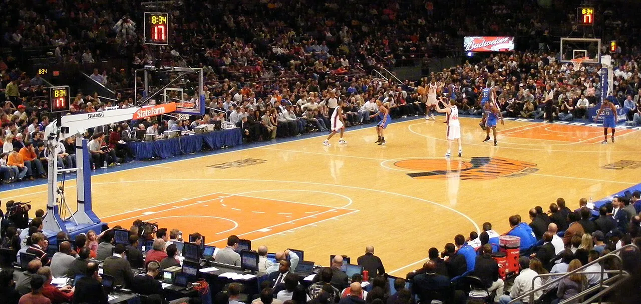 Quadra interna da arena do Oklahoma City Thunder com luzes da torcida acesas antes de jogo de NBA