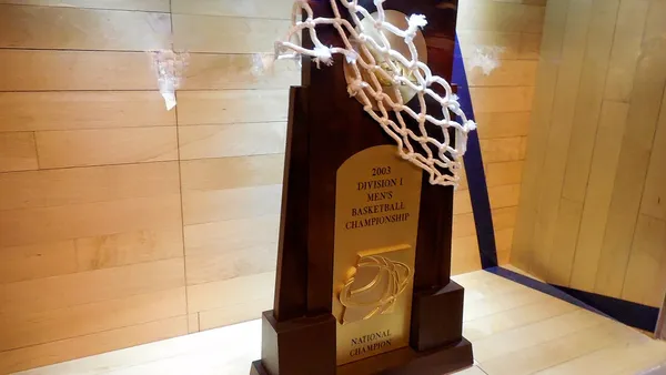 Troféu de basquete em cima de bola, representando a premiação do MVP da NBA