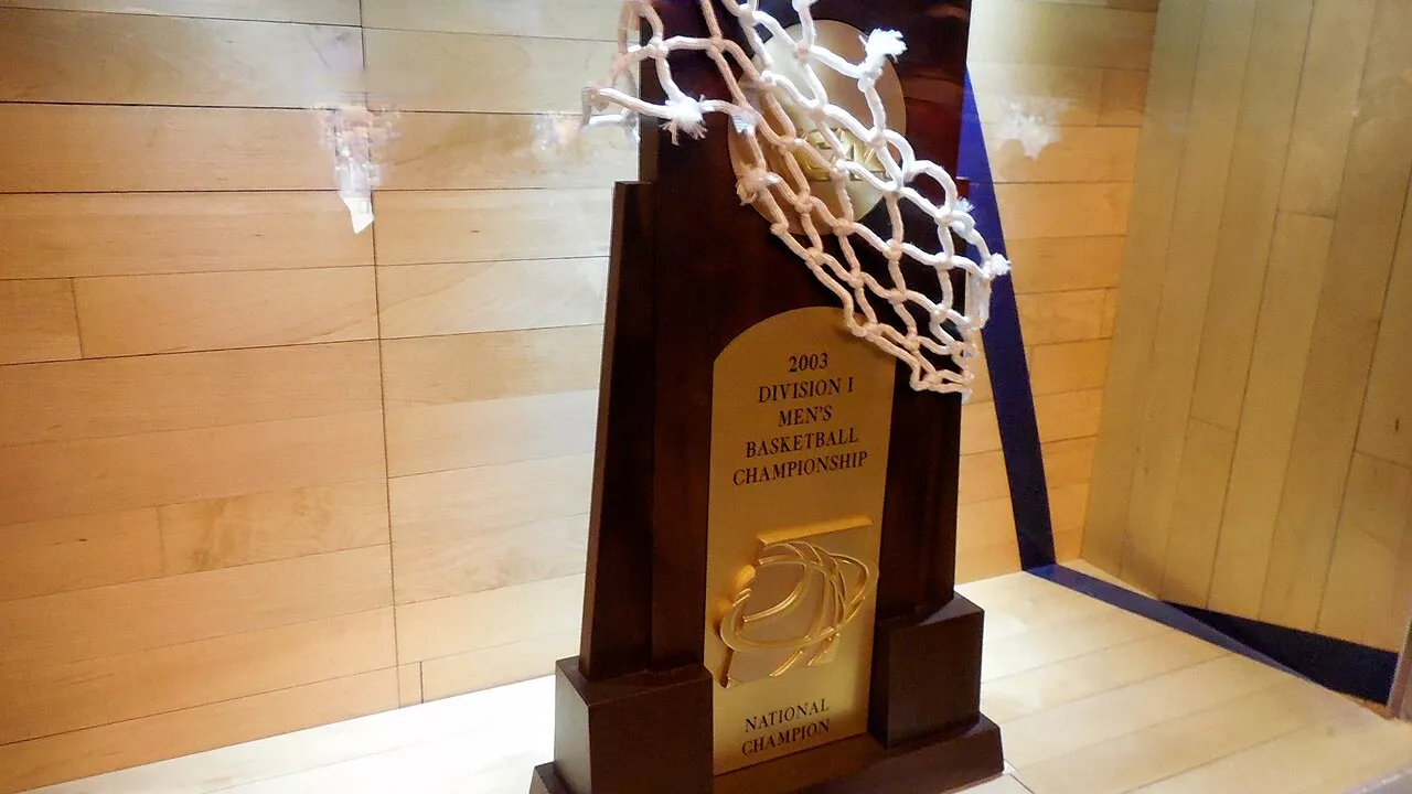 Troféu de basquete em cima de bola, representando a premiação do MVP da NBA