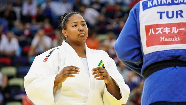 Beatriz Souza, judoca campeã olímpica brasileira, em pose de competição com quimono branco