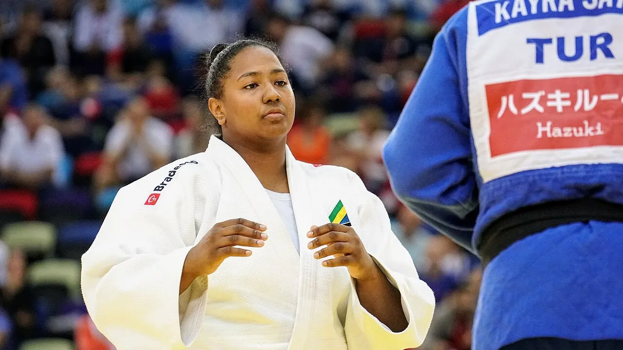 Beatriz Souza, judoca campeã olímpica brasileira, em pose de competição com quimono branco