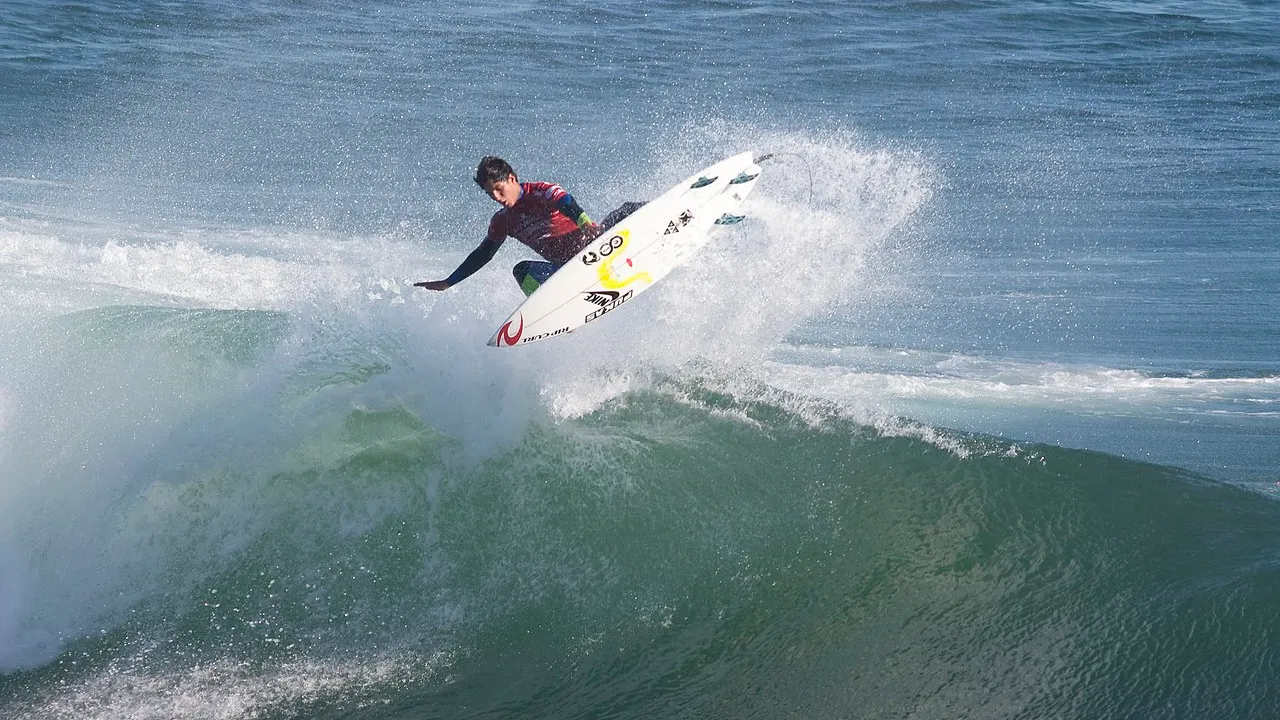 Onda quebrando ao amanhecer em ponto de surfe profissional, simbolizando a temporada 2026 do Championship Tour