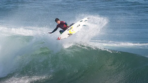 Onda quebrando ao amanhecer em ponto de surfe profissional, simbolizando a temporada 2026 do Championship Tour