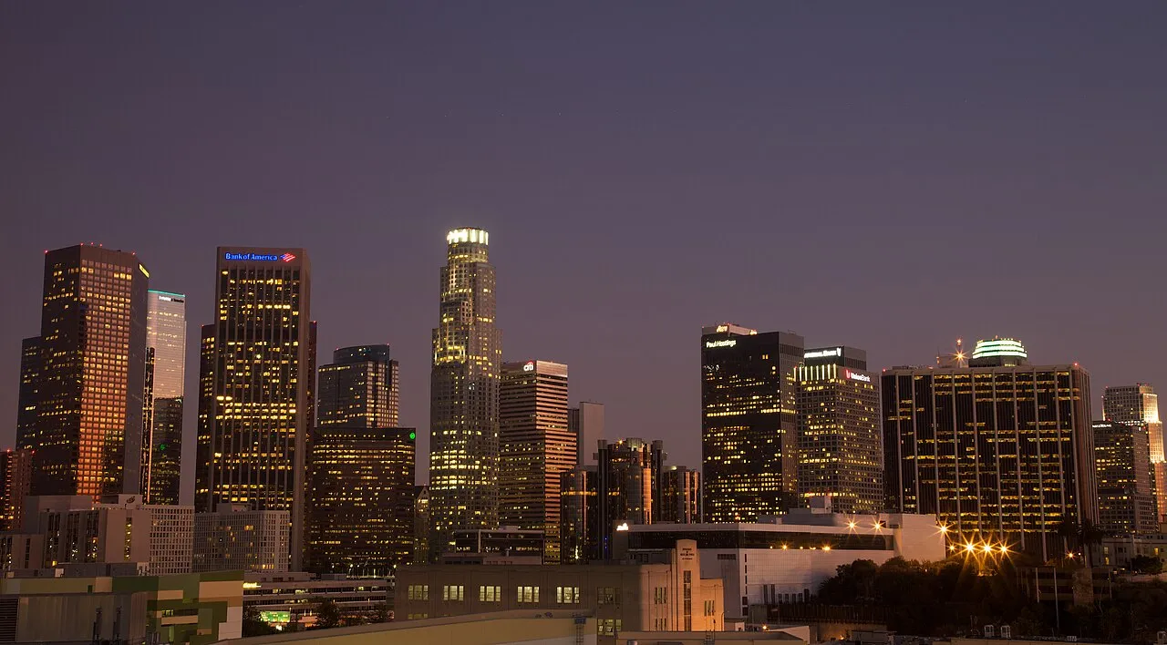 Skyline de Los Angeles iluminado ao entardecer