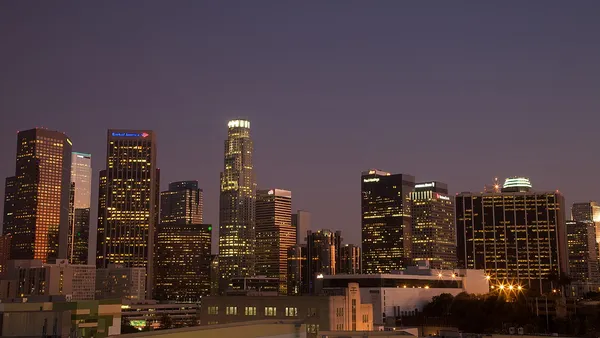 Skyline de Los Angeles iluminado ao entardecer