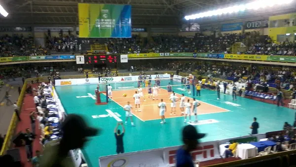 Sada Cruzeiro Vôlei celebrando vitória (Wikimedia Commons)