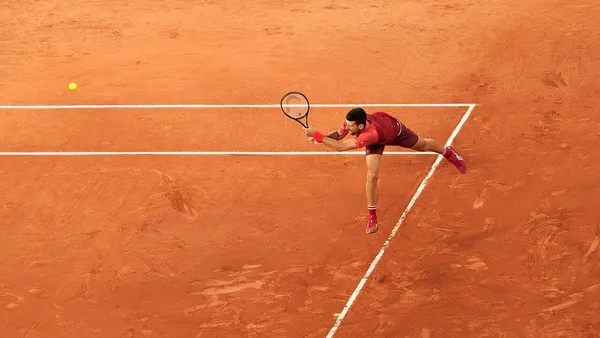 Novak Djokovic em quadra durante partida de tênis