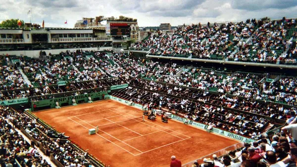 Saibro vermelho da quadra Philippe-Chatrier em Paris durante a manhã de aquecimento de Roland Garros